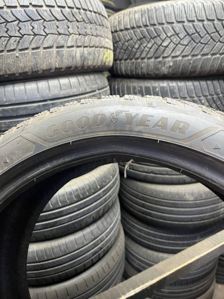 Зимові шини 235/40 R19 Goodyear Ultra grip 96V б/в 204165 фото