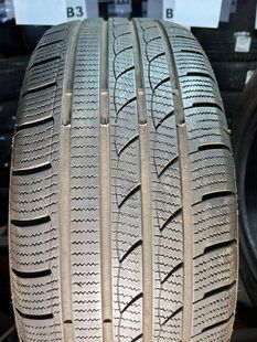 Зимние шины 235/55 R19 RoTaLLa S 210 105V б/в 206143 фото